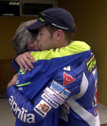 Ángel Nieto abrazándose con su sobrino Fonsi Nieto. 