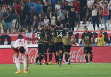 1-2. Jonathas celebra el segundo tanto con sus compañeros.