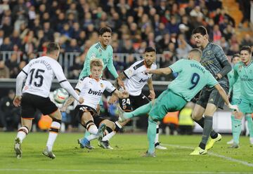 Benzema con su gol en el descuento evit車 la derrota del Real Madrid en Valencia el 15 de diciembre de 2019.