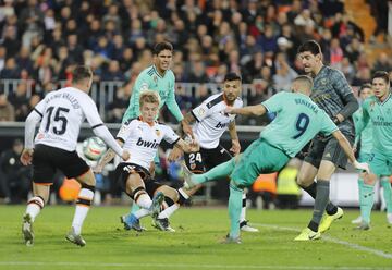 Benzema con su gol en el descuento evitó la derrota del Real Madrid en Valencia el 15 de diciembre de 2019. 
 
 