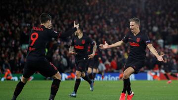 Morata y Marcos Llorente celebran uno de los goles en Anfield.