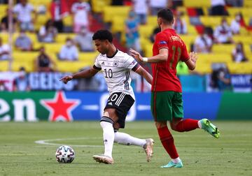 Serge Gnabry y Bruno Fernandes 