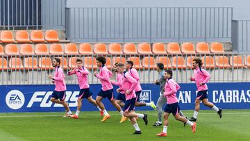 Riquelme bromea con sus compañeros mientras realiza carrera continua en la sesión del Atleti, con Koke, Witsel, Galán, Sorloth, Nahuel, Correa y Griezmann.