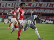 AME7285. BOGOTÁ (COLOMBIA), 21/01/2026.- Helibelton Palacios (i) de Santa Fe disputa un balón con Joel Canchimbo de Junior este miércoles, en la final de la Superliga colombiana entre Santa Fe y Junior en el estadio El Campín en Bogotá (Colombia). EFE/ Carlos Ortega