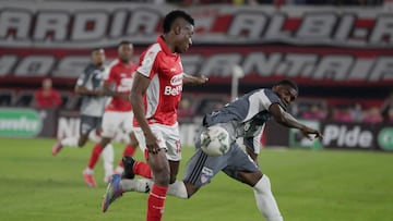 AME7285. BOGOTÁ (COLOMBIA), 21/01/2026.- Helibelton Palacios (i) de Santa Fe disputa un balón con Joel Canchimbo de Junior este miércoles, en la final de la Superliga colombiana entre Santa Fe y Junior en el estadio El Campín en Bogotá (Colombia). EFE/ Carlos Ortega