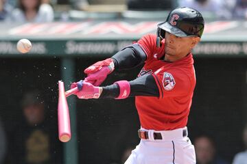 El segunda base de los Cleveland Guardians, Andrés Giménez, conecta un sencillo y golpea la bola con tanta fuerza que rompe su bate de forma espectacular. Esta curiosa imagen se produjo durante la segunda entrada del partido contra los Los Angeles Angels, en el Progressive Field, en Cleveland, Ohio (Estados Unidos). 