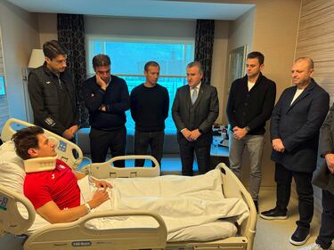 Esta fotografía tomada y publicada por la Oficina de Prensa del Ministerio de Juventud y Deportes de Turquía muestra al Ministro de Juventud y Deportes de Turquía, Osman Askin Bak (CR), visitando al árbitro turco Halil Umut Meler (abajo), quien fue hospitalizado después de recibir un puñetazo el presidente del club de fútbol MKE Ankaragucu, Faruk Koca, en Ankara.