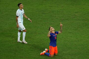 Colombia se impuso ante Argentina en el primer partido del Grupo B en el Arena Fonte Nova de Salvador Bahía. Roger Martínez y Duván Zapata sentenciaron a la Albiceleste.