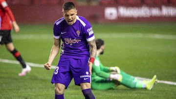 07-05-25. UROS DJURDJEVIC, 'DJUKA', CELEBRA UNO DE SUS TRES GOLES CON EL SPORTING AL UD LOGROÑÉS EN LAS GAUNAS EL 6 DE FEBRERO DE 2021.