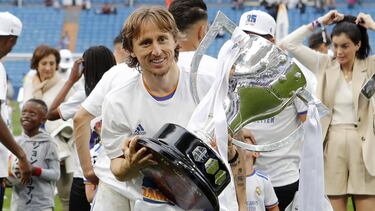 Luka Modric, sobre el césped del Bernabéu con el trofeo de campeón de Liga, la 35 del Real Madrid.