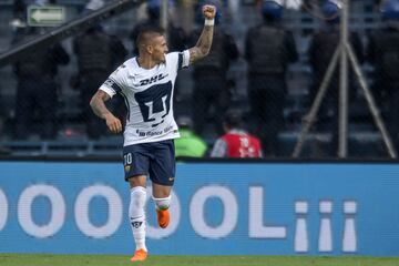 Para Nico, ningún remate parece improbable o imposible. Si el balón le llega, el ariete chileno busca rematarlo de la forma que sea. Lo mismo le hemos visto a hacer a Zlatan a lo largo de su carrera. De chilena, cabeza, volea, tijera o primera intención el sueco lo puede hacer.