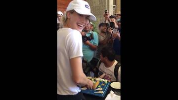 Eugenie Bouchard parte la tarta que le regalaron en Acapulco.