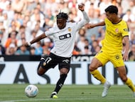 VALENCIA, 25/04/2026.- El delantero del Valencia Largie Ramazani (i) disputa un balón con el defensa del Girona Vitor Reis (d) durante el partido de LaLiga entre Valencia CF y Girona FC celebrado este sábado en el estadio de Mestalla, en Valencia. EFE/ Ana Escobar