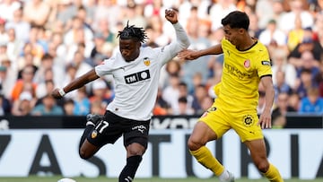 VALENCIA, 25/04/2026.- El delantero del Valencia Largie Ramazani (i) disputa un balón con el defensa del Girona Vitor Reis (d) durante el partido de LaLiga entre Valencia CF y Girona FC celebrado este sábado en el estadio de Mestalla, en Valencia. EFE/ Ana Escobar