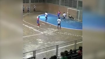 La notable secuencia de tapadas en duelo de fútbol sala