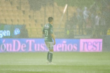 El juego fue detenido por la fuerte lluvia que cayó en el estadio, lo que provocó notorios encharcamientos en la cancha.