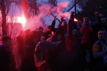 Varios centenares de seguidores radicales del Olympique Lyon se han concentrado en la plaza Artós de Barcelona desde donde se dirigirán al Camp Nou para presenciar el partido de vuelta de octavos de final de la Liga de Campeones donde los franceses se enfrentarán al FC Barcelona.