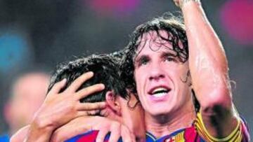 <b>CONTENTO. </b>Carles Puyol abraza a Bojan Krkic, en la celebración de un gol del Barcelona.