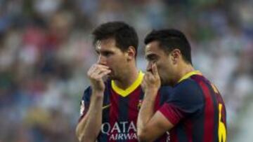 Xavi, con Messi durante un partido del Barcelona.