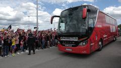 Los seguidores animan a la llegada del autobús del Atlético de Madrid.