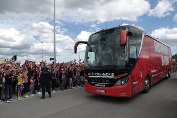 Los seguidores animan a la llegada del autobús del Atlético de Madrid.
