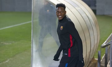 Yerry Mina fue acogido por todos sus compañeros en el entrenamiento