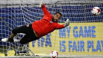 Claudio Bravo podría debutar en la Copa Confederaciones ante Australia.