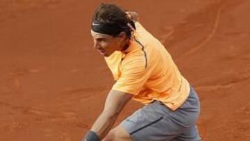 <b>RÁPIDO. </b>Nadal se desliza sobre la tierra para restar una bola de Tipsarevic, que no le creó dificultades.