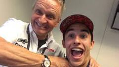 Schwantz cogiendo del cuello a Márquez entre las risas de ambos.