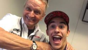 Schwantz cogiendo del cuello a Márquez entre las risas de ambos.