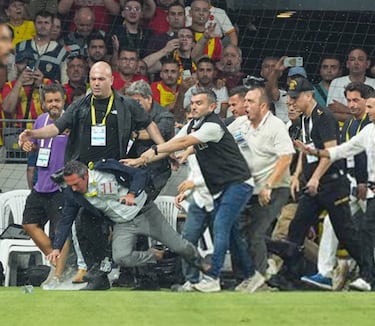 Escándalo en Turquía: lluvia de botellazos al presidente del Fenerbahçe