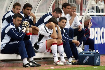 Caras de sufrimiento en el banquillo franjirrojo tras una derrota ante el Espanyol durante la 2002-03. A final de curso el Rayo no pudo evitar el descenso. Adem¨¢s de Isi, ya entonces estaban el fisioterapeuta Marcos y el Doctor Beceiro.