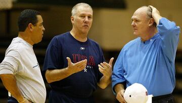 Gregg Popovich habla con Kelvin Sampson y George Karl.