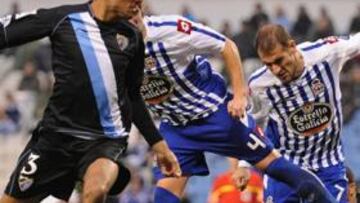 <b>DUELO AÉREO. </b>Welington remata de cabeza hacia la portería de Aranzubía, a pesar de la oposición de Rubén Pérez y Lopo.