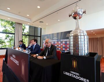 Rodolfo D'Onofrio presidente de River Plate junto a Alejandro Dominguez, presidente de la CONMEBOL, Claudio Tapia, presidente de la AFA y el presidente de Boca Juniors Daniel Angelici.
