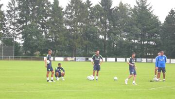 Entrenamiento del M&aacute;laga enHolanda. Michel,a la derecha,