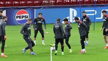 Loa jugadores del Atlético entrenando ayer en Estambul.