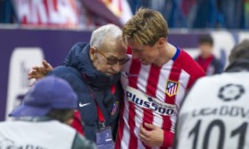 En febrero de 2016 logró algo al alcance de muy pocos. El gol 100 con el Atlético lo dedicó a Manolo Briñas. A él le debe estar donde está y estuvo. Y no se olvidó de él.