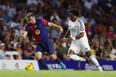 Roberto Trashorras y Edwin Congo durante el Clásico de Leyendas en Puerto Rico entre Real Madrid y Barcelona en el Estadio Juan Ramón Loubriel​ en Bayamón.