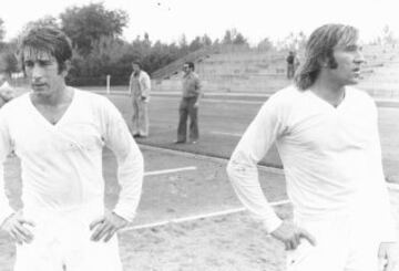 A mediados de los años 70, Netzer fichó por el Real Madrid. Las crónicas de la época hablan de una presunta incompatibilidad de ambos en el mismo once en la posición de interior izquierdo, porque el equipo se resentía defensivamente. En la imágen Velázquez y Netzer