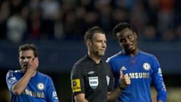 Los tres protagonistas del escándalo del pasado domingo, Mata, Clattenburg y Mikel.