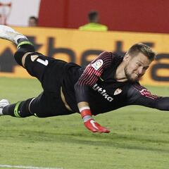El Sevilla fichó al portero Vaclik al ver una foto suya leyendo