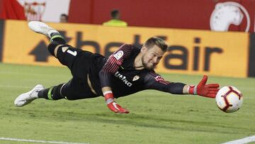 El Sevilla fich車 al portero Vaclik al ver una foto suya leyendo