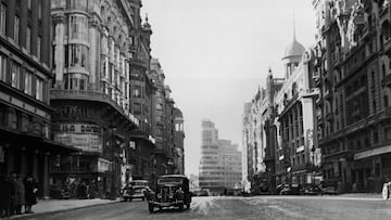 Quizás sea la avenida más famosa de la ciudad. Repleta de edificios emblemáticos, locales culturales y establecimientos comerciales de interés. El primer golpe de piqueta que propició el inicio de las obras de Gran Vía fue del rey Alfonso XIII el 4 de abril de 1910 tras el derribo de ‘la Casa del Cura’. Sus obras duraron 21 años durante los cuales se derribaron numerosos edificios para la viabilidad de su construcción, excepto tres iglesias: iglesia de San José, el Oratorio del Caballero de Gracia y la iglesia de San Francisco de Borja.