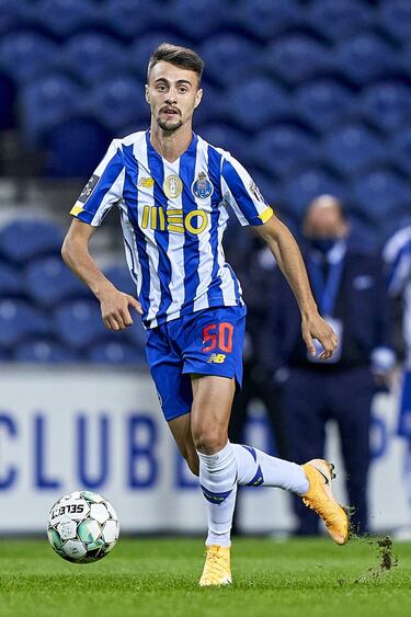 Uno de los 'niños bonitos' de la cantera del Oporto. Sergio Conceiçao le cuida y le mete poco a poco en el equipo de Los Dragones. Se desenvuelve con soltura por banda derecha. Ve puerta con facilidad. A sus 20 años, es uno de los integrantes de la potente nueva generación del fútbol portugués.