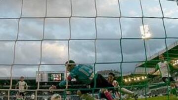 <b>PARTIDAZO.</b> To?o tuvo ayer una actuaci¨®n memorable y anul¨® todas las tentativas rojiblancas de marcar. En la imagen, el meta para una clara ocasi¨®n de Falcao.