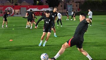 South Korea's midfielder Lee Kang-in (C) and midfielder Kwon Chang-hoon (R) take part in a training session at Al Egla Training Site 5 in Doha on November 22, 2022, during the Qatar 2022 World Cup football tournament. (Photo by Jung Yeon-je / AFP) (Photo by JUNG YEON-JE/AFP via Getty Images)