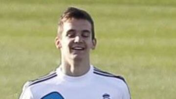 El canterano, a la derecha en la imagen, se está convirtiendo en un habitual en los entrenamientos del Real Madrid.