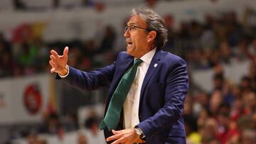 Luis Casimiro da instrucciones a sus jugadores durante la final de la copa dle Rey que ha enfrnetado al Unicaja y al Real Madrid