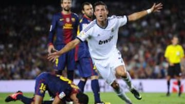 ESPECIALISTA EN ABRIR LA SENDA... En las dos visitas anteriores del Madrid esta temporada al Camp Nou, Cristiano inaugur&oacute; el marcador. Primero en la Supercopa, cuando hizo el 0-1 de cabeza (imagen superior) y despu&eacute;s en el Cl&aacute;sico de Liga, donde consigui&oacute; el 0-1 con un zurdazo seco.